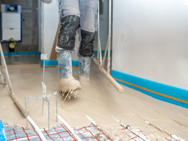 Screed floor laying over underfloor heating pipes